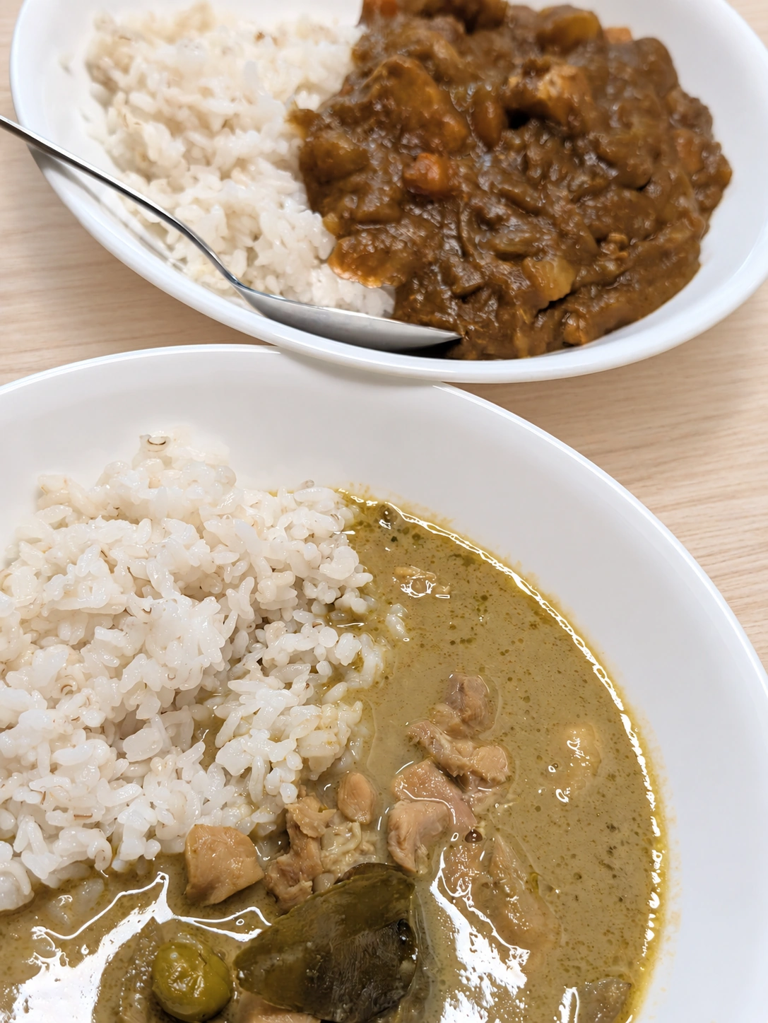 昨日の残り物カレーとヤマモリのカレーを、それぞれご飯に添えた2皿