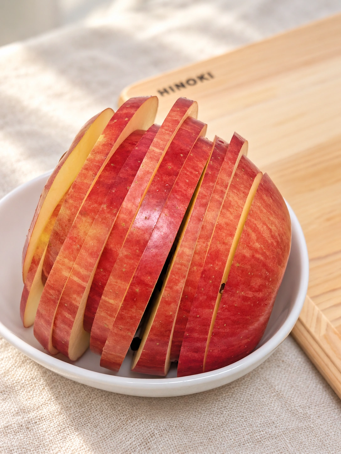 çœãå°é¢ã«ãå
ã®åœ¢ã®ãŸãŸç«ãŠãŠçã£ãèåãã®ããããæšªã«HINOKIã®ãŸãªæ¿