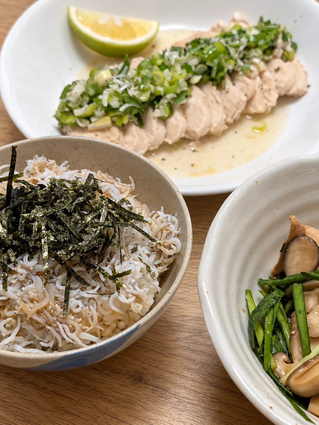シラスご飯、鶏レモンのネギ塩和え、前日の鶏ニラ和え（卓上と明るさはAIで加工）