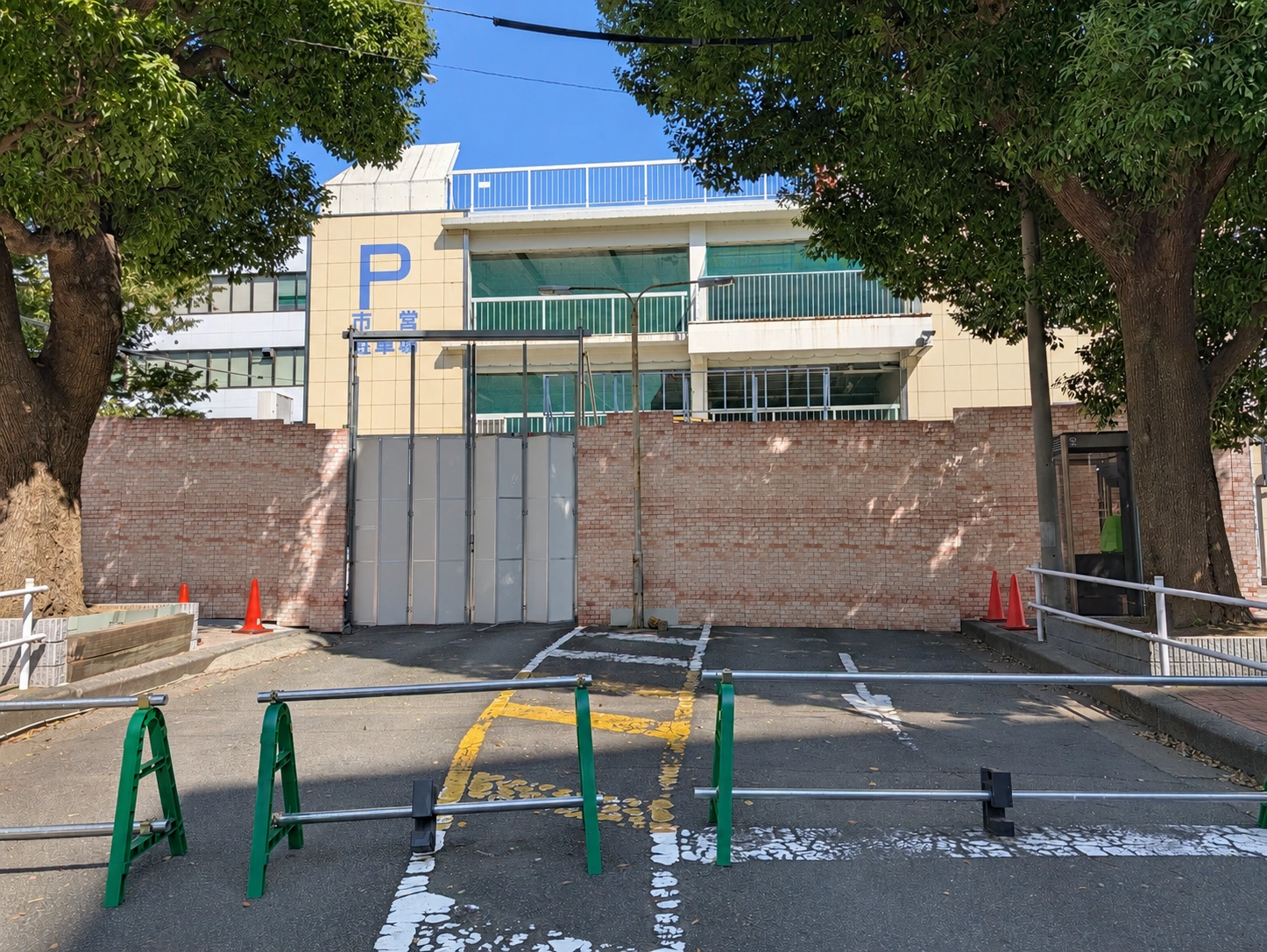 囲いで入れなくなっている旧市営原町田一丁目自動車駐車場(背景・光・細部をAIで加工)