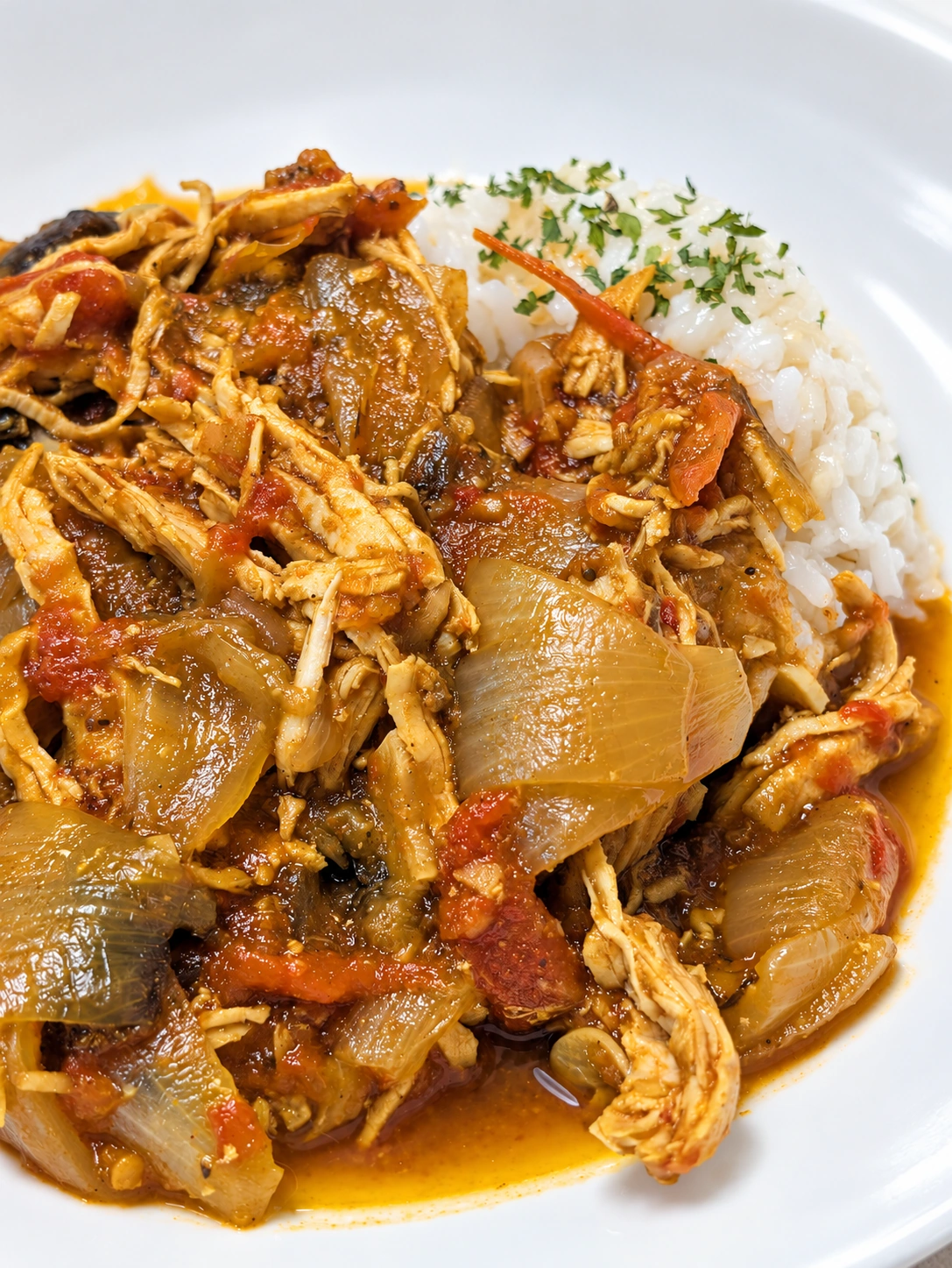 鶏むね肉を使った妻の手作り無水カレー（背景・光・細部をAIで加工）
