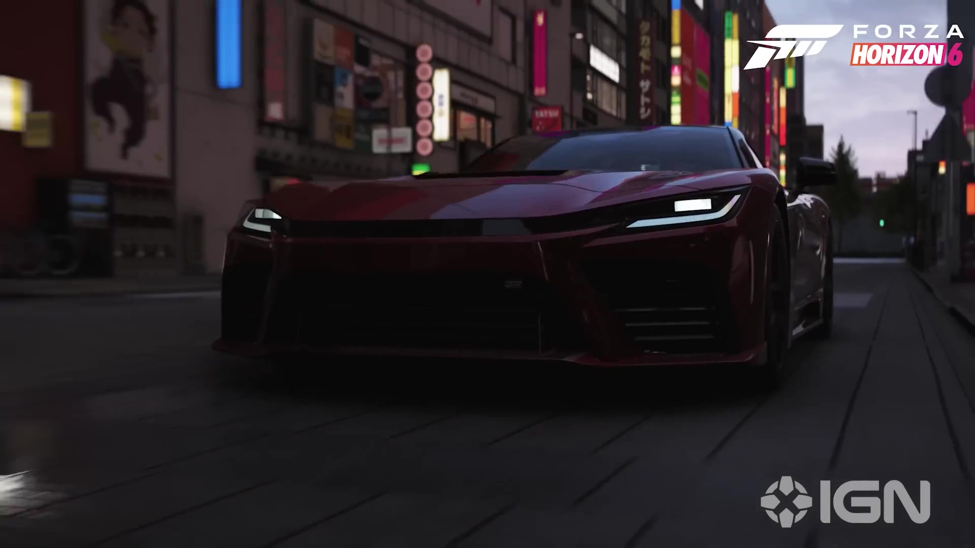 東京市内を走行するカバーカーGR GT。ビル群の間を縫うように走る