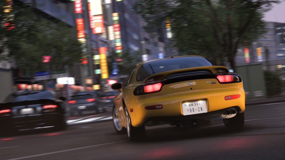 夜の繁華街を駆け抜けるRX-7。FH6の日本マップでは、ネオンに照らされた街中をラジオを流しながら走れる