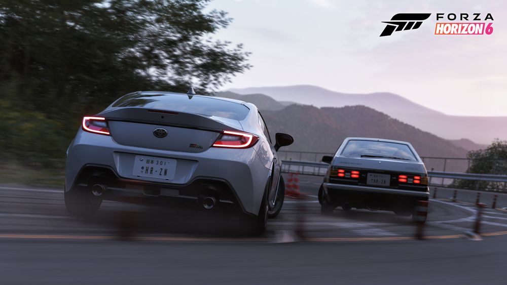 峠のパイロンコースを走るGR86とAE86。FH6はドリフト操作の作り込みを売りのひとつにしている