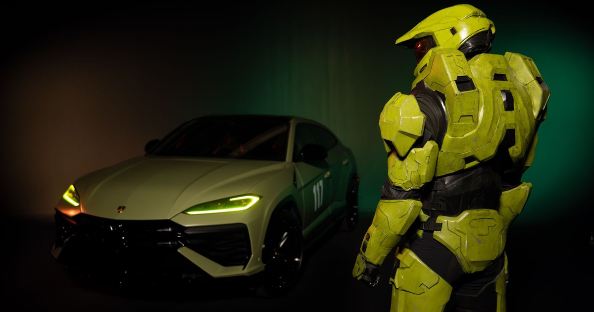 マスターチーフと、緑色のボディーに「117」をあしらったランボルギーニ・ウルス