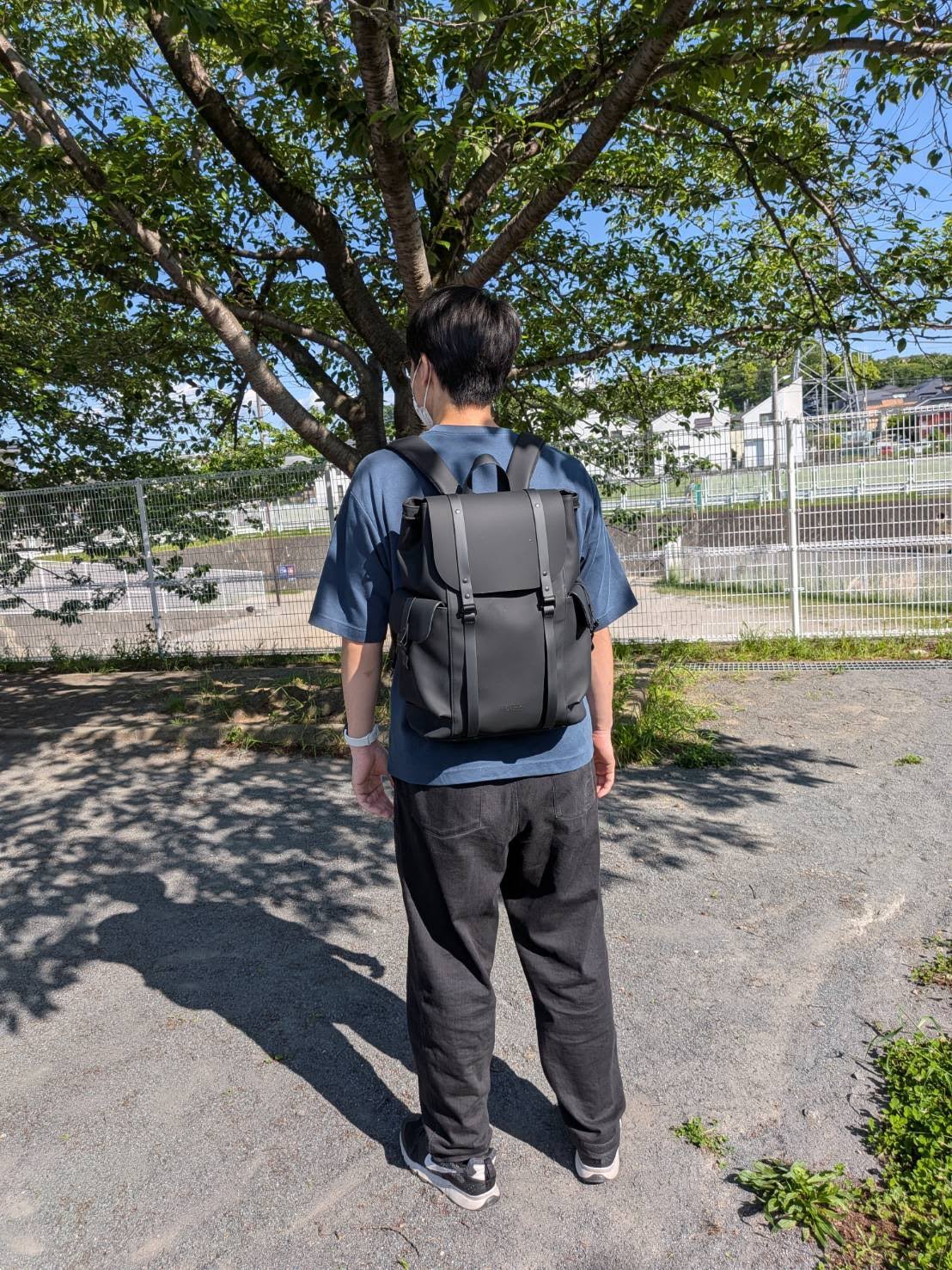樹下で後ろ姿
