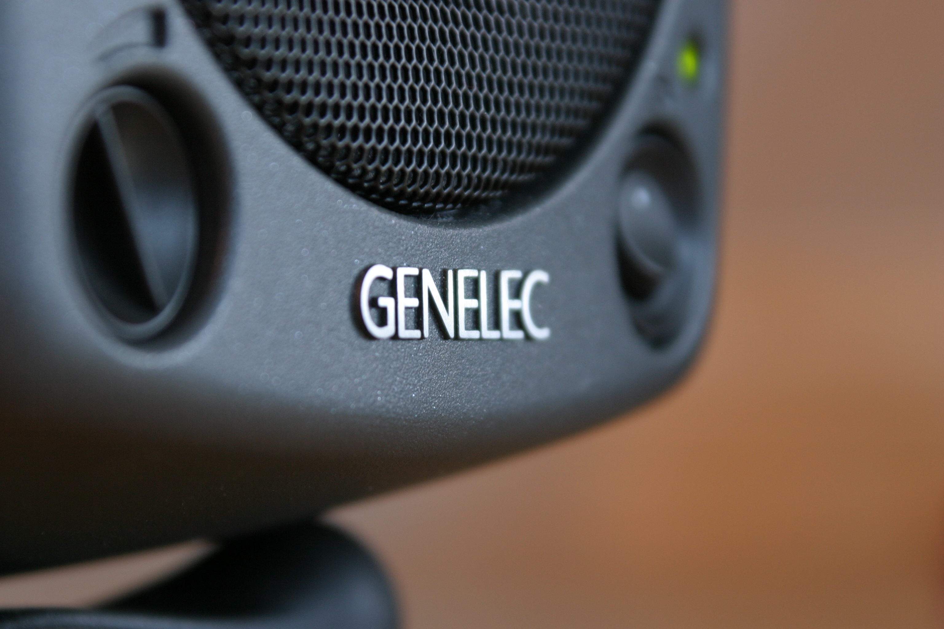 Genelec 8030A。スタジオに当たり前のように置いてあるやつ