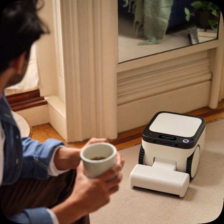 コーヒーカップを持った人のそばを通り過ぎるMatic