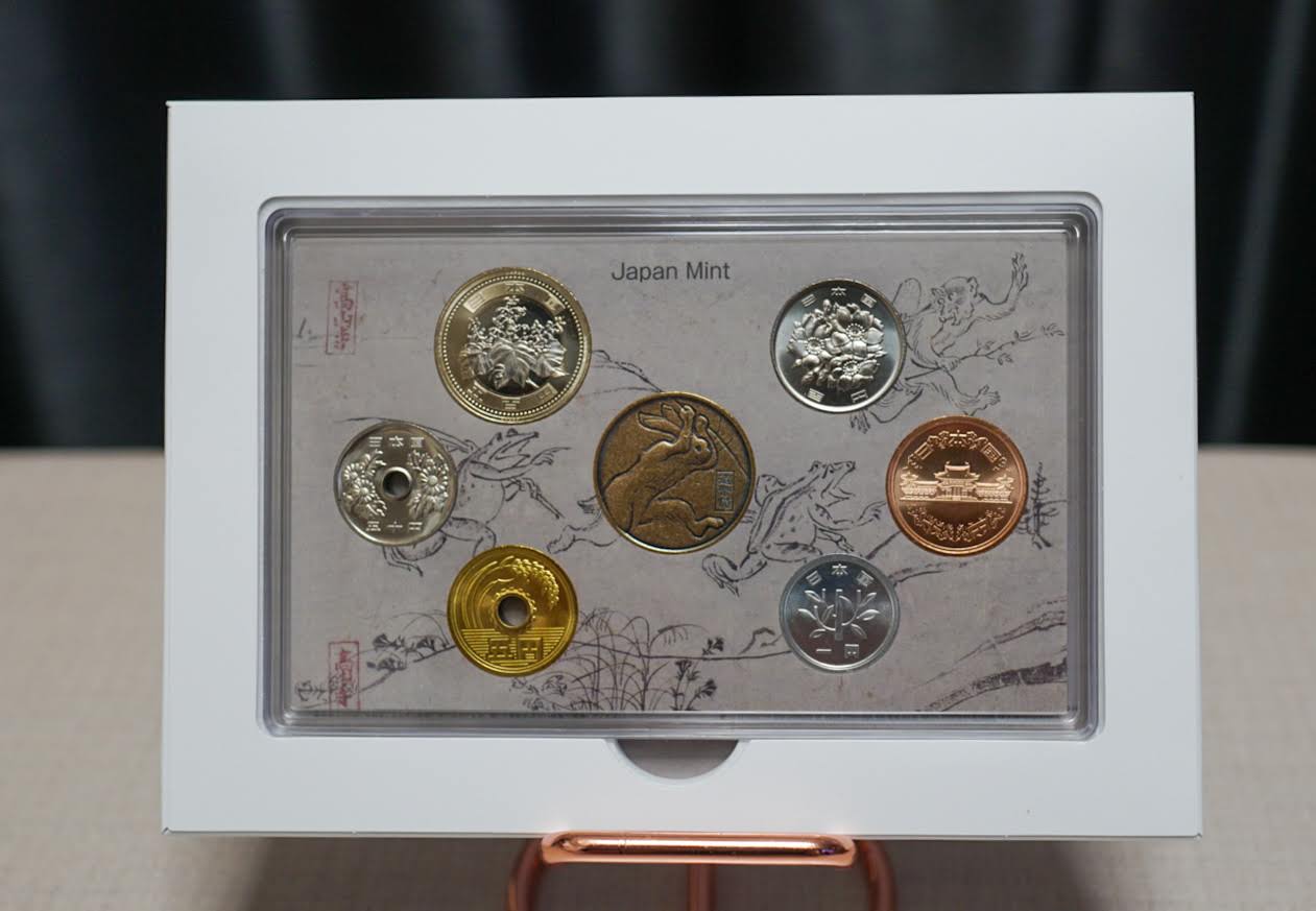 貨幣セットの正面、6枚の硬貨と年銘板