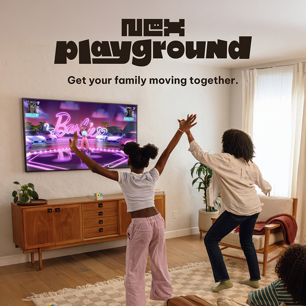 テレビの前で体を動かしてNex Playgroundを遊ぶ2人