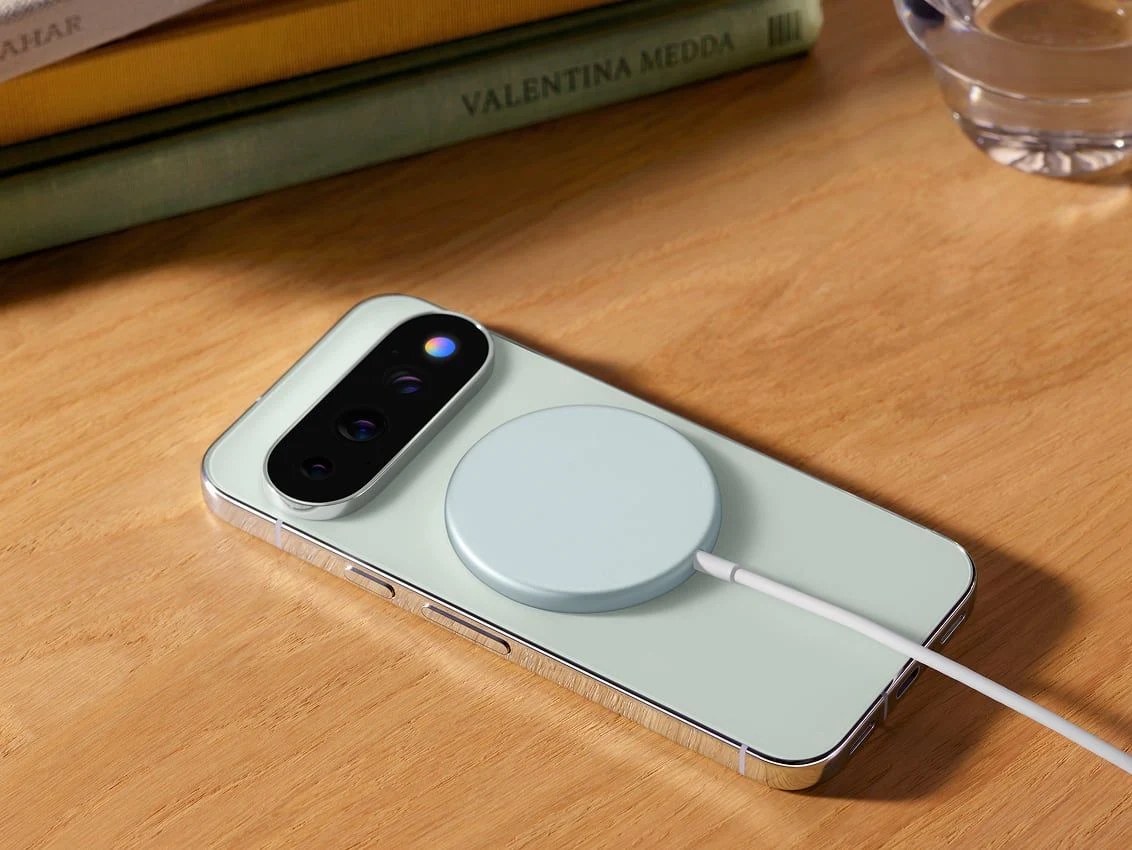 Pixelsnap ワイヤレス充電器に接続された Google Pixel 11 Pro