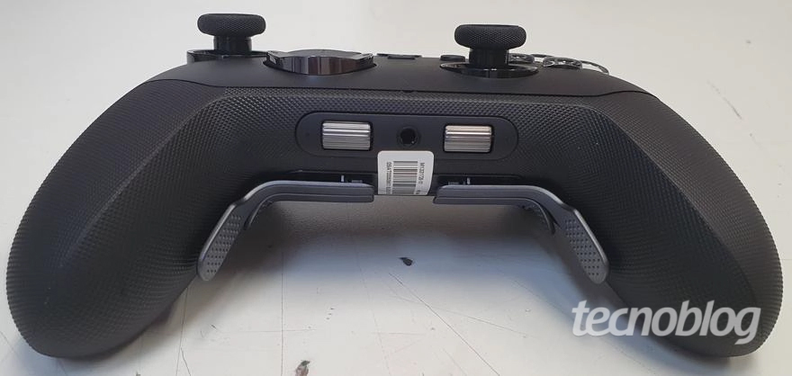 Xbox Elite 3 と見られるコントローラーの背面。2基のスクロールホイールと3.5mmジャックが見える。